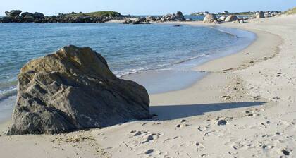 Gîte 4/6 persons 100m from the sea/GR34 with swimming pool