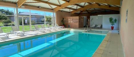 Een binnenzwembad en een verwarmd zwembad