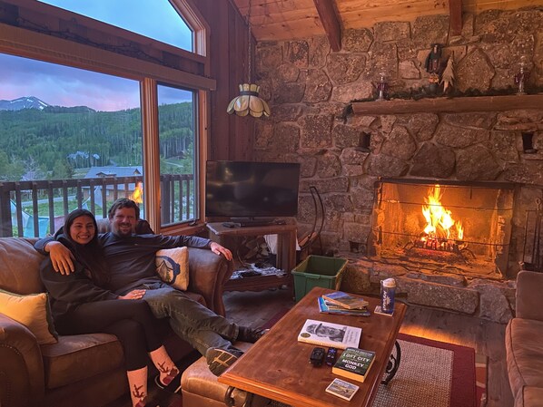 Smart TV, fireplace, DVD player