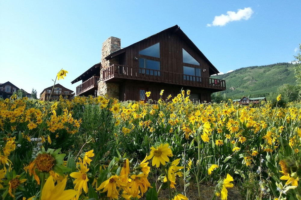 Grandpa's Cabin welcomes the whole crew, sleeps 12!
