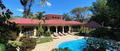 Una piscina al aire libre, una piscina climatizada