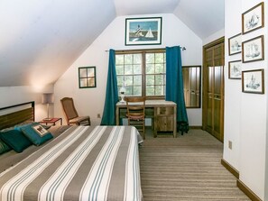 3 habitaciones, escritorio y tabla de planchar con plancha 