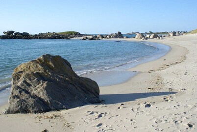 PEQUEÑA CASA A 100 METROS DE LA PLAYA CON PISCINA