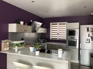 Micro-ondes, lave-vaisselle, cafetière/bouilloire