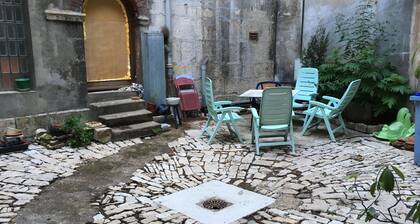 Large apartment downtown, quiet, comfortable, free tea, coffee