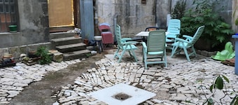 Large apartment downtown, quiet, comfortable, free tea, coffee
