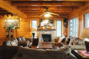 Een smart-tv, een open haard, videogames en tafelvoetbal