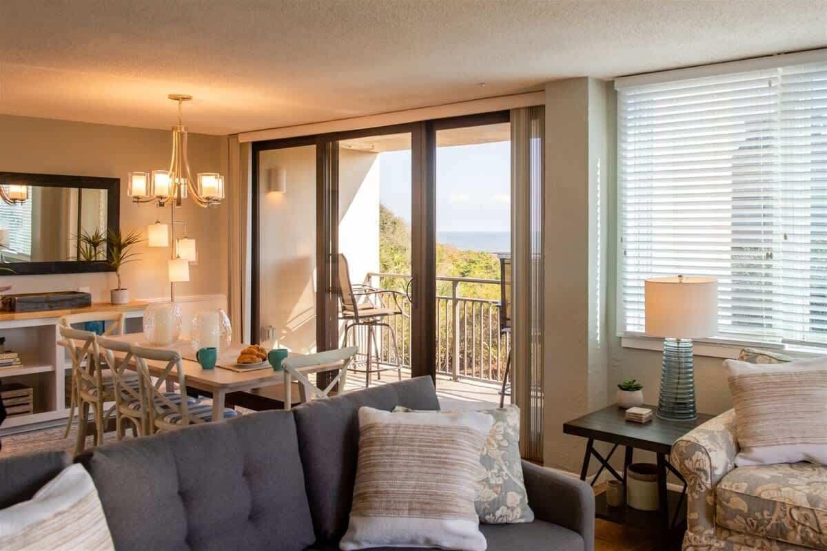 Télévision, cheminée, livres, espaces bureaux