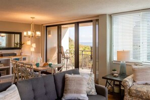 Fernseher, Kamin, Bücher, Arbeitsbereiche