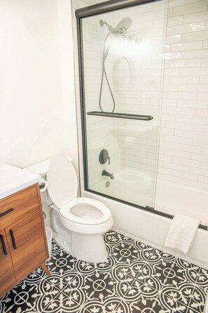Baignoire, sèche-cheveux, shampoing