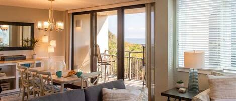 Una televisión, una chimenea, libros, una oficina