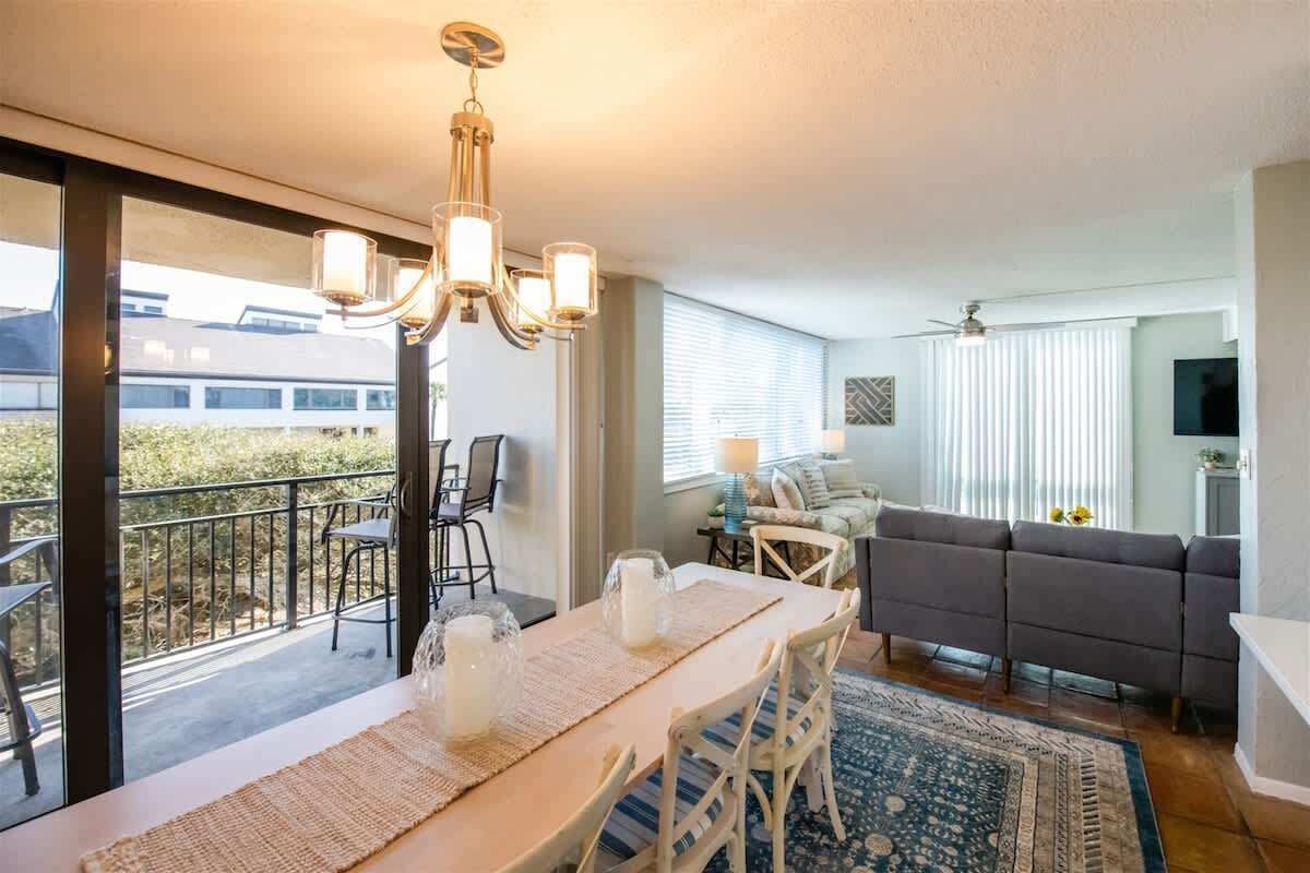 Télévision, cheminée, livres, espaces bureaux