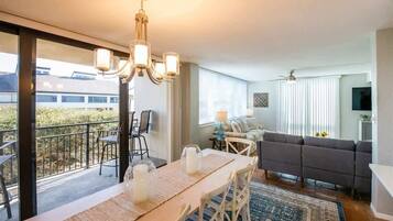 Télévision, cheminée, livres, espaces bureaux