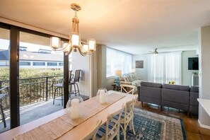 Fernseher, Kamin, Bücher, Arbeitsbereiche