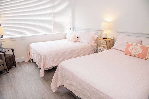4 habitaciones, tabla de planchar con plancha, wifi y ropa de cama