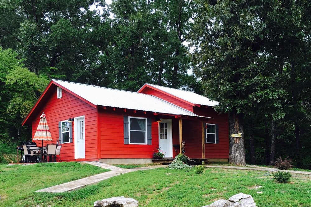 The Red Cabin Located in the Beautiful Upper Buffalo River Country. Great Place!