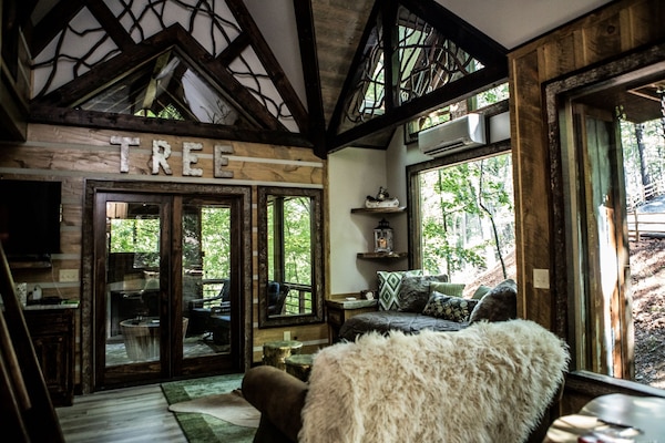 Una Smart TV, una chimenea, un reproductor de DVD