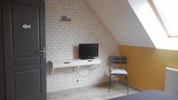 1 bedroom, iron/ironing board, travel cot, free WiFi