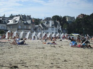 A beach with tents and people. - Gite NEW COMFORT-classified 3 *** for 2/4Pers, quiet. MER Prox. ANCV / WIFI (pluduno)