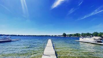 PĂ„ stranden, solstolar och strandhanddukar
