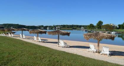 AMAZING LAKE LOCATION!! Stay a week for 30% discount! MANY Resort Amenities!!!