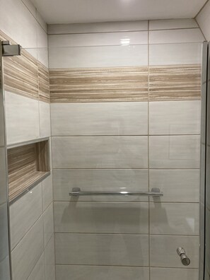 Combined shower/bathtub, hair dryer, towels, soap - Charming 4 Bedroom Country House - 10 km from Summerside -  (Miscouche)