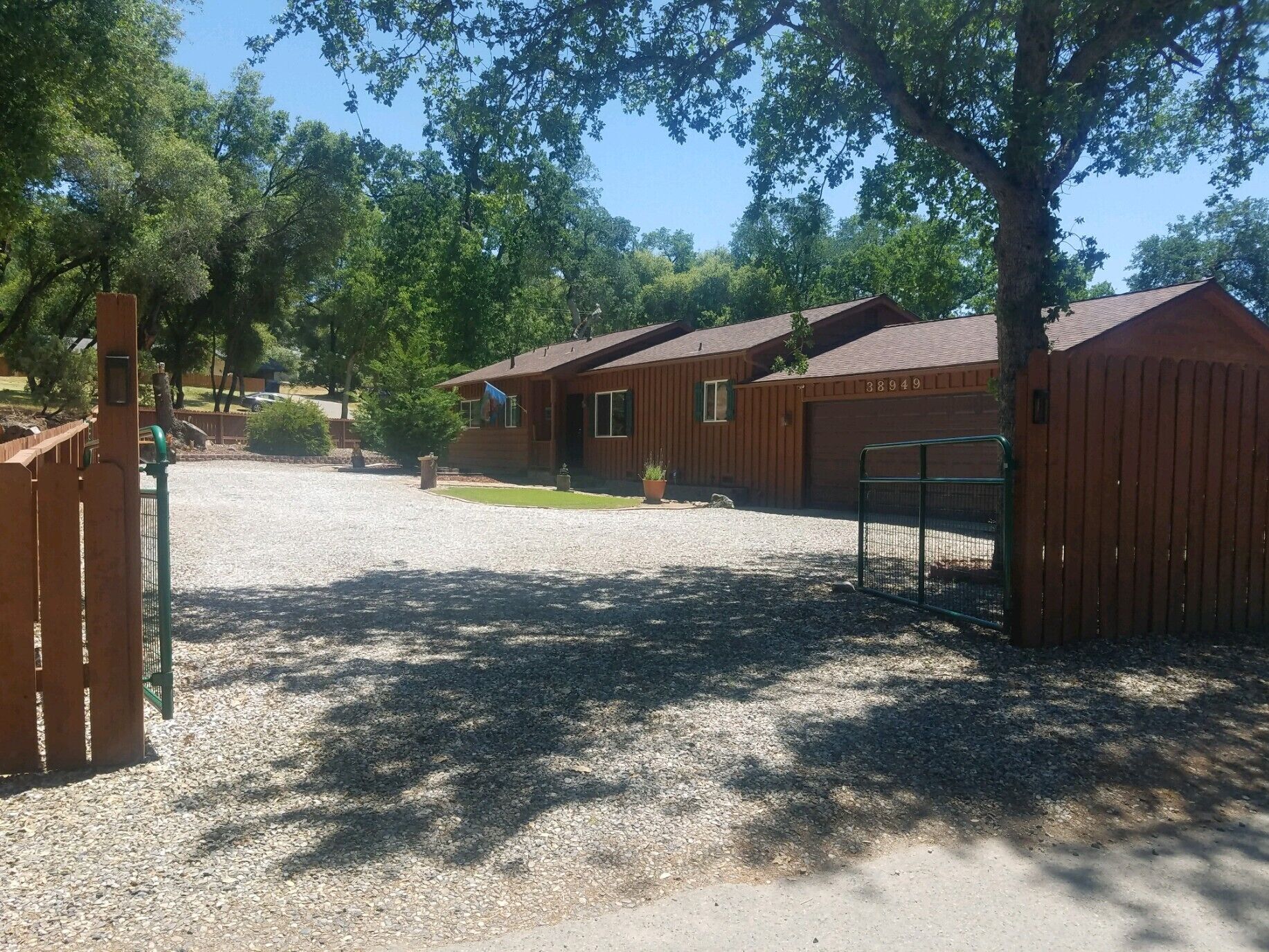 Stay at the "SILLY OL' BEAR" cabin and enjoy a day at Yosemite or Bass Lake