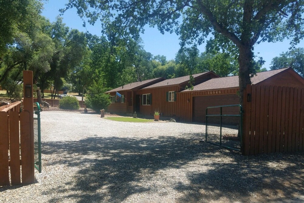 Stay at the "SILLY OL' BEAR" cabin and enjoy a day at Yosemite or Bass Lake