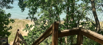Union Pier-Steps to the beach. Spacious,private yard Lg screened porch, fire pit