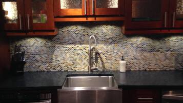 雪櫃、微波爐、焗爐、爐具