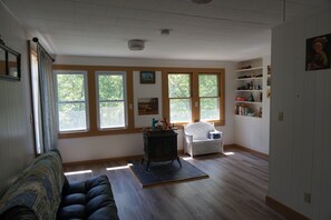 Een televisie en boeken