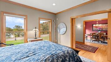 5 bedrooms, desk, iron/ironing board, free WiFi
