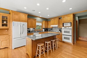 Fridge, microwave, oven, stovetop - Lake Phalen Place, steps from lake & trails (Saint Paul)