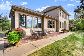 Outdoor dining - Lake Phalen Place, steps from lake & trails (Saint Paul)