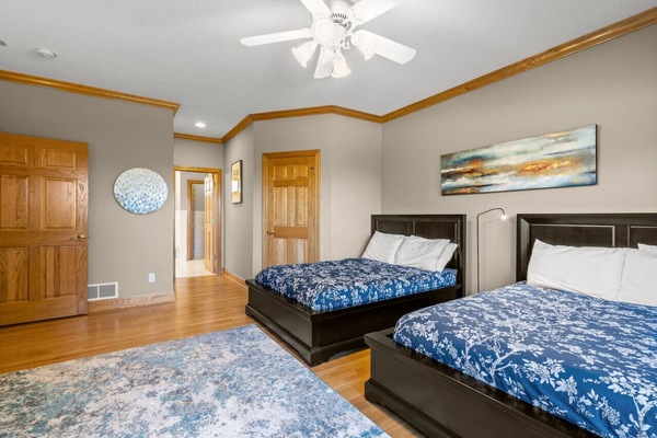 Bedroom 1, 2 doubles beds, ensuite, walk-in closet, lake view, main floor
