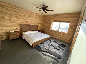 5 bedrooms, iron/ironing board, WiFi, bed sheets - Leigh Creek Log Home With Hot Tub, Great Deck, Access to Yellowstone and Teton (Tetonia)