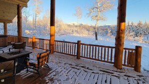 Outdoor dining - Leigh Creek Log Home (Tetonia)