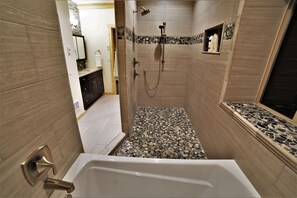 Baignoire, sèche-cheveux, serviettes fournies, savon