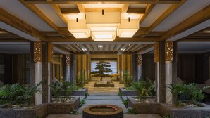 A traditional Japanese-style interior with wooden beams, a central water feature, and a view of a bonsai tree. - LiuHeYunYan Hotel.Dali (Dali)