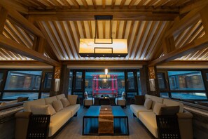 Televisión, películas con cargo