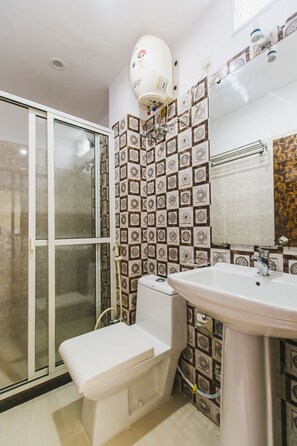 Ducha, artículos de tocador gratuitos, toallas