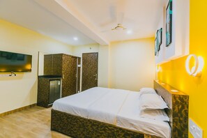 Ropa de cama de alta calidad y caja de seguridad en la habitación