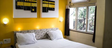 Literie de qualité, coffre-fort, fer et planche à repasser