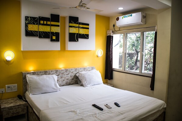 Ropa de cama de alta calidad y caja de seguridad en la habitación