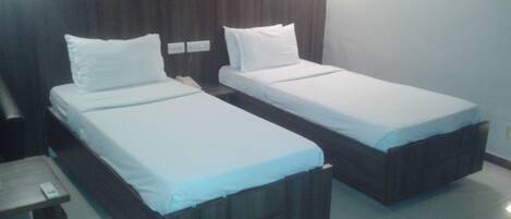 خزنة داخل الغرفة وبديكورات فريدة لكل غرفة وطراز فريد لكل وحدة ومكتب