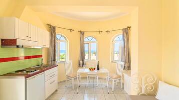 Suite, Sea view | Cocina privada | Frigorífico, cafetera o tetera y hervidor eléctrico