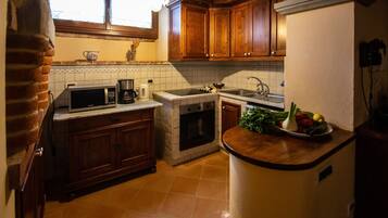 Fridge, oven, dishwasher, coffee/tea maker