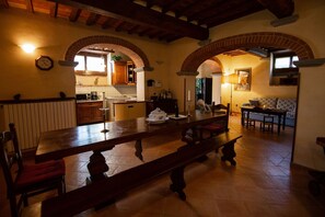 Fireplace, DVD player - Villa with swimming pool, tennis court and table tennis ideal for sports lovers and the enjoyment of (Castiglion Fiorentino)