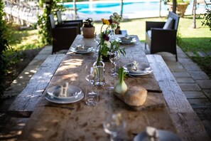 Outdoor dining - Villa with swimming pool, tennis court and table tennis ideal for sports lovers and the enjoyment of (Castiglion Fiorentino)