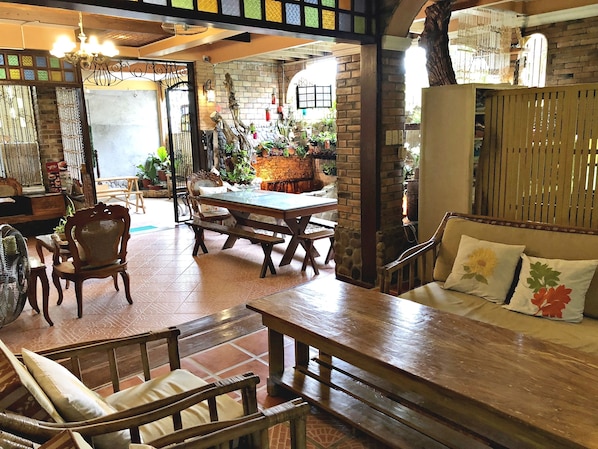 Lobby lounge